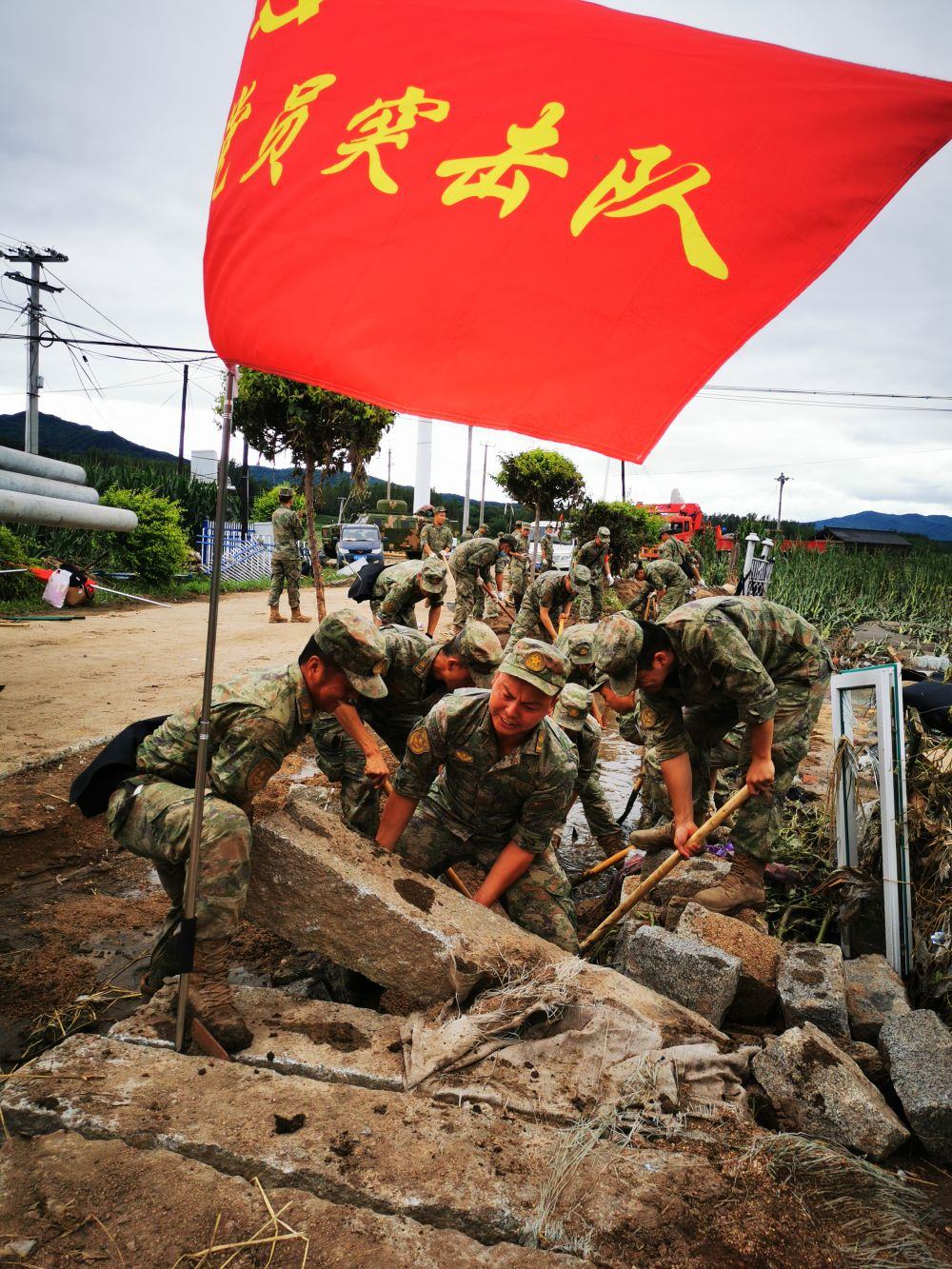 8月7日，陸軍第78集團(tuán)軍某旅組織黨員突擊隊(duì)在吉林舒蘭市七里鄉(xiāng)清理路障。新華社發(fā)（劉洋 攝）