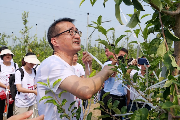 上財校長劉元春帶領(lǐng)河北保定“千村調(diào)查”分隊開展勞動實踐。校方供圖