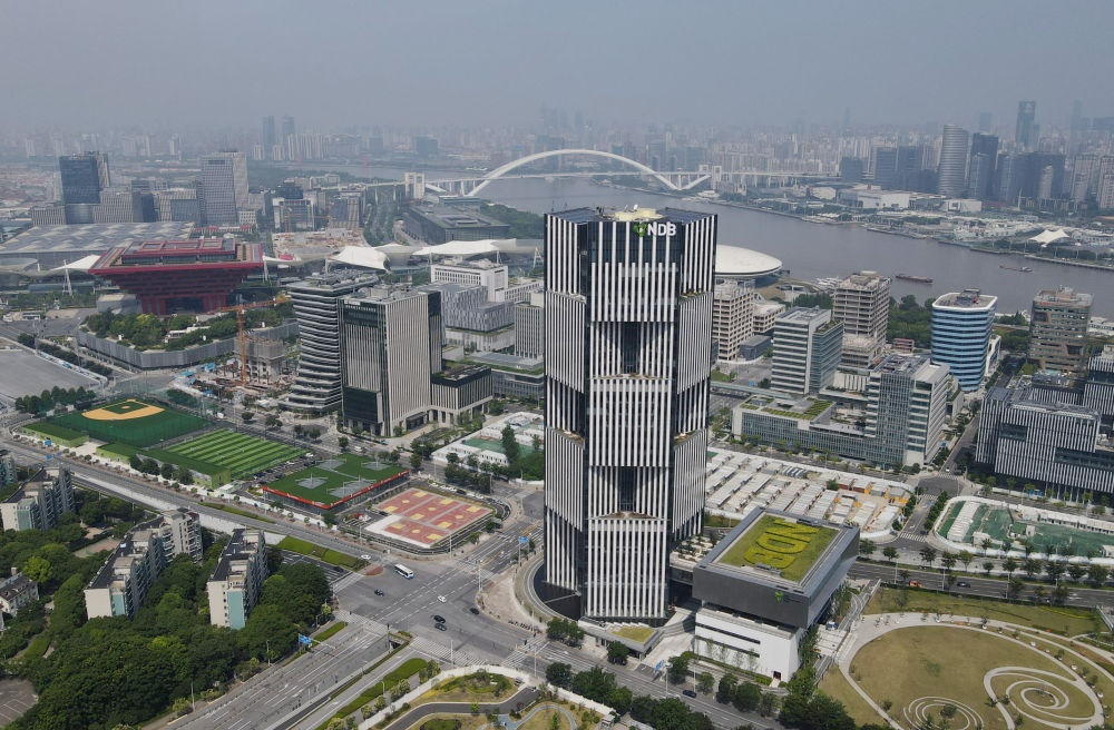 位于上海浦東新區(qū)世博園區(qū)的金磚國(guó)家新開發(fā)銀行總部大樓（2022年6月17日攝，無(wú)人機(jī)照片）。新華社記者 方喆 攝