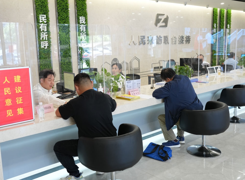 在杭州市余杭區(qū)社會(huì)治理中心，工作人員在接待前來(lái)上訪的群眾（5月25日攝）。新華社記者 翁忻旸 攝