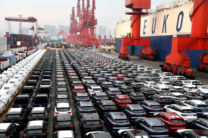商品車在山東港口青島港大港公司八號(hào)碼頭等候裝船（2022年8月7日）。大型滾裝貨輪“晨聲輪”靠泊山東港口青島港大港公司八號(hào)碼頭，將各類逾1900輛商品車運(yùn)往非洲。新華社記者 李紫恒 攝