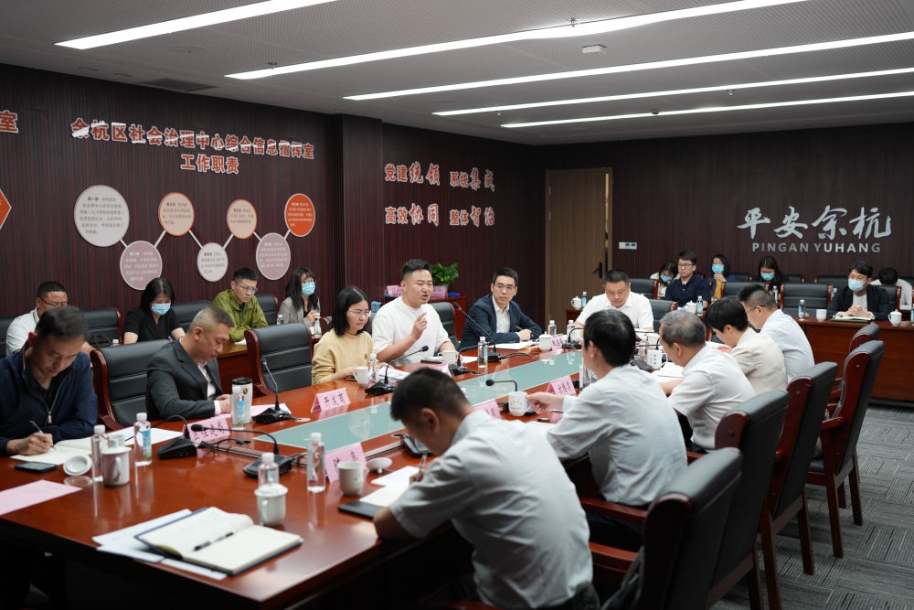 浙江省信訪局領(lǐng)導(dǎo)和相關(guān)領(lǐng)導(dǎo)組成的下訪團(tuán)在杭州市余杭區(qū)社會(huì)治理中心接受群眾上訪（5月25日攝）。新華社記者 翁忻旸 攝