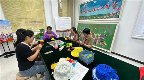 臨潢家園社區(qū)居民在社區(qū)少數(shù)民族文體活動(dòng)中心進(jìn)行刺繡編織創(chuàng)作。人民網(wǎng)記者 金洪花攝