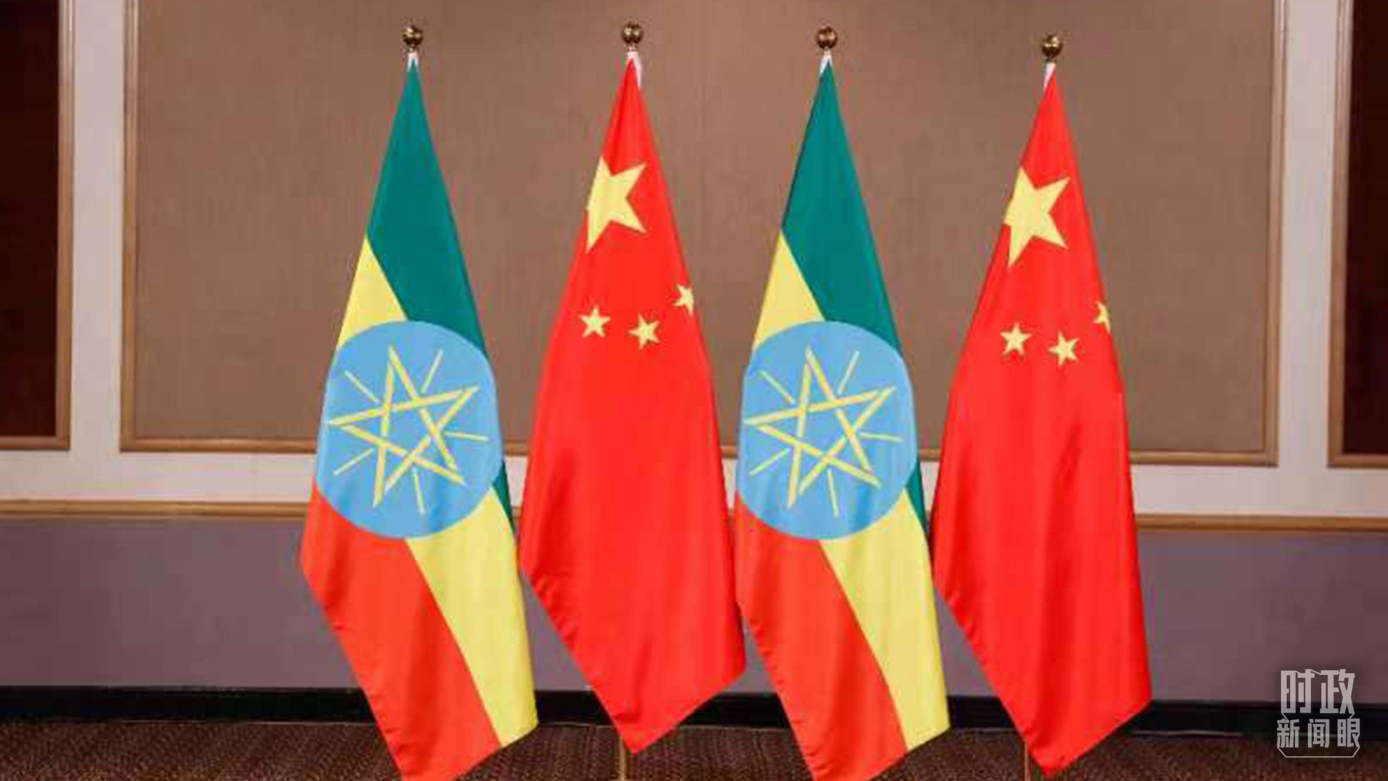△會見現(xiàn)場的中國、埃塞兩國國旗。（總臺央視記者耿小龍拍攝）