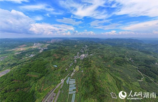 群山環(huán)抱的菖蒲塘村。 人民網記者 劉賓攝