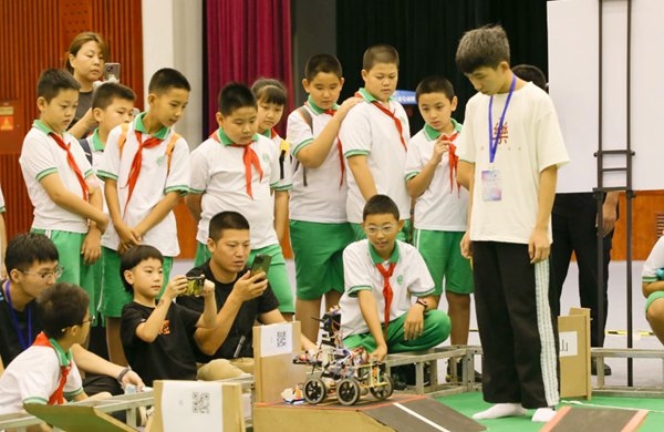 青少年學生現(xiàn)場觀看比賽。北京工商大學供圖