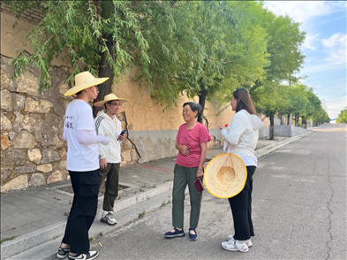 國土整治與生態(tài)修復實踐調(diào)研團師生與村民交流。校方供圖