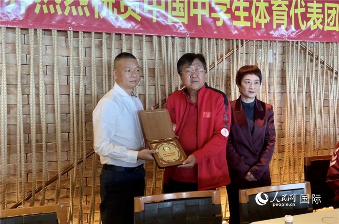 巴西中國和平統(tǒng)一促進(jìn)會會長王俊曉向中國中學(xué)生體育代表團(tuán)團(tuán)長劉立新贈送紀(jì)念品。人民網(wǎng)記者 宋亦然攝