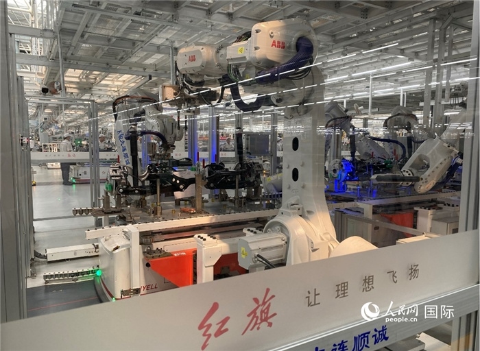 一汽—紅旗繁榮工廠內(nèi)的智能機器人。人民網(wǎng) 宋歌攝