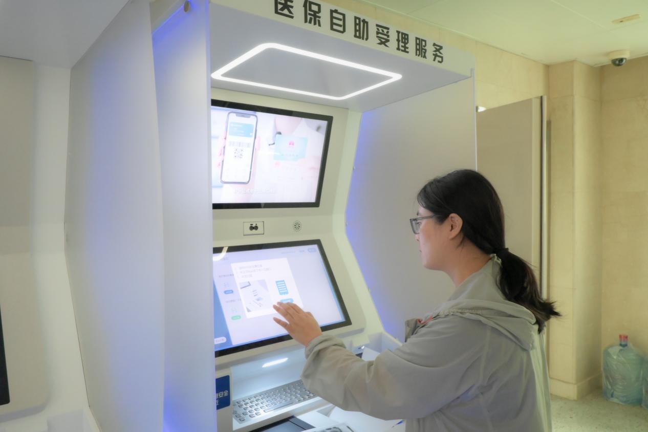 醫(yī)保自助受理服務(wù)機(jī)為市民辦理事項提供了又一選擇途徑。人民網(wǎng)記者 張麗瑋攝