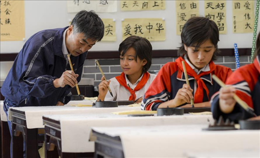 △新疆疏附縣托克扎克鎮(zhèn)中心小學(xué)書法教室內(nèi)，同學(xué)們正在學(xué)習(xí)寫毛筆字。