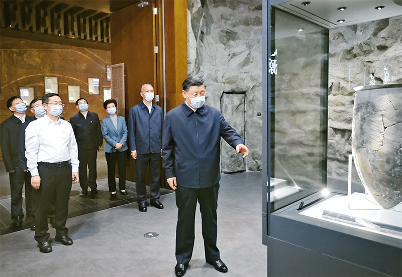 2023年6月2日，中共中央總書記、國家主席、中央軍委主席習近平在北京出席文化傳承發(fā)展座談會并發(fā)表重要講話。這是座談會前，習近平2日下午在中國歷史研究院考察。 新華社記者 鞠鵬/攝