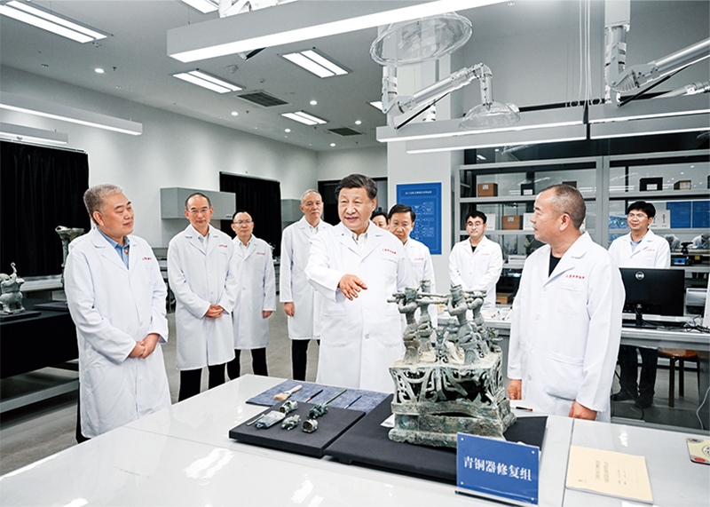 2023年7月25日至27日，中共中央總書記、國家主席、中央軍委主席習近平在四川考察。這是26日下午，習近平在位于德陽市廣漢市的三星堆博物館文物保護與修復館，同現(xiàn)場工作人員親切交流。 新華社記者 謝環(huán)馳/攝