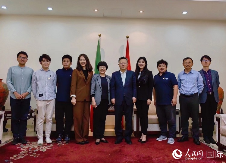 趙志遠(yuǎn)大使（右五）、使館工作人員與人民網(wǎng)記者合影。
