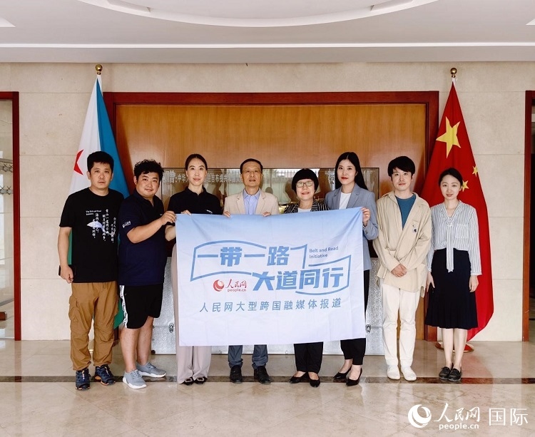 胡斌大使（左四）、使館工作人員與人民網(wǎng)記者合影。