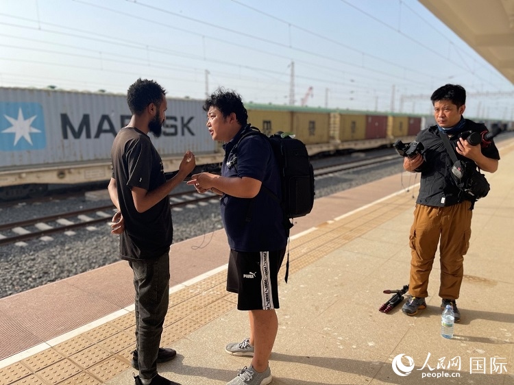 亞吉鐵路吉布提線工作人員介紹列車運(yùn)營情況。人民網(wǎng)記者 趙艷紅攝