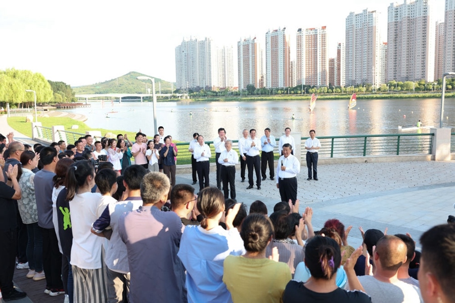 2022年8月16日，習近平在遼寧錦州東湖森林公園察看小凌河沿岸生態(tài)環(huán)境時，同正在休閑、進行文化活動的群眾親切交流。