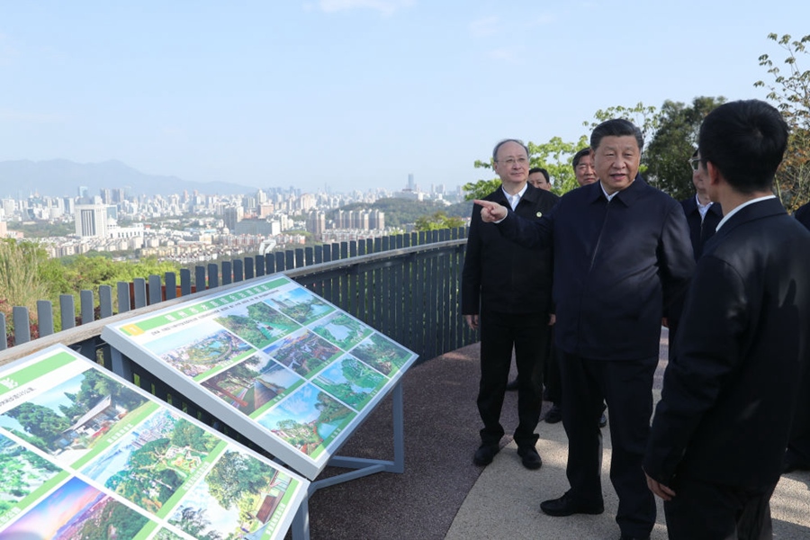 2021年3月24日，習近平在福建福州福山郊野公園觀景平臺，聽取城市生態(tài)公園規(guī)劃建設、城市水系綜合治理情況匯報。