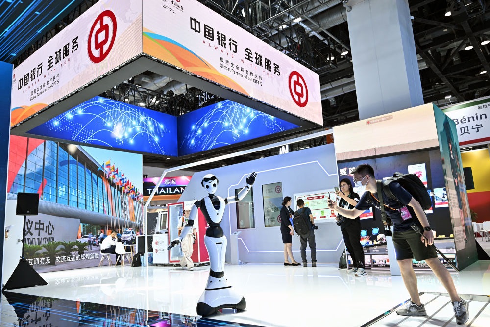 9月1日，媒體記者在國家會(huì)議中心中國銀行展臺(tái)拍攝一款迎賓接待機(jī)器人。新華社記者 李鑫 攝
