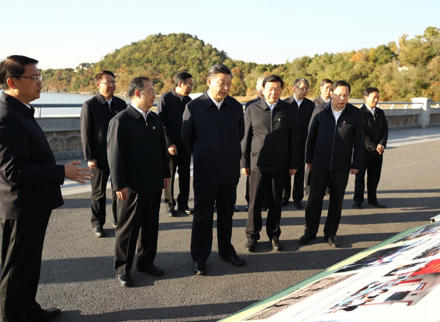 2020年11月12日，習近平在江蘇南通五山地區(qū)濱江片區(qū)，沿江邊步行察看濱江生態(tài)環(huán)境。