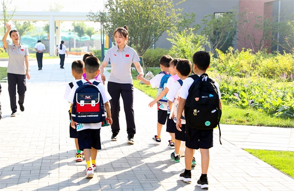 8月30日，雄安史家胡同小學(xué)學(xué)生體驗(yàn)學(xué)校生活。老師帶學(xué)生進(jìn)教室。