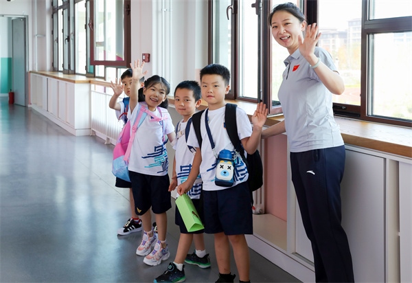 8月30日，雄安史家胡同小學(xué)學(xué)生體驗(yàn)學(xué)校生活。老師帶學(xué)生進(jìn)教室。