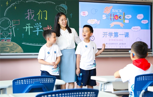 8月30日，雄安史家胡同小學(xué)學(xué)生體驗(yàn)學(xué)校生活。