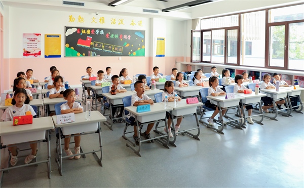 8月30日，雄安史家胡同小學(xué)學(xué)生體驗(yàn)學(xué)校生活。