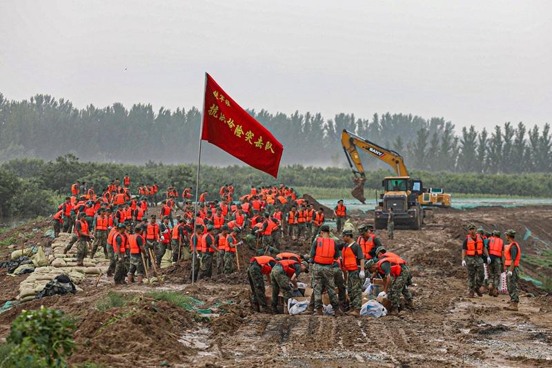△2023年8月2日，中部戰(zhàn)區(qū)陸軍第82集團軍“鐵軍旅”官兵在河北省高碑店市白溝河任務(wù)區(qū)加固岸堤。