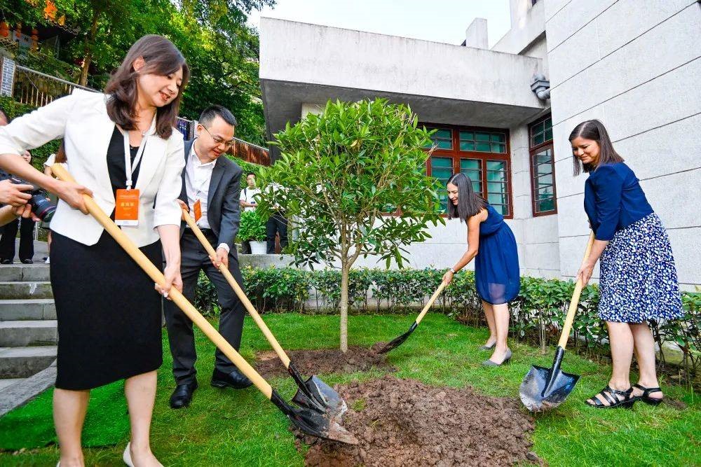 2023年8月8日，重慶史迪威博物館，史迪威將軍后代和朱德同志后代共植友誼樹。