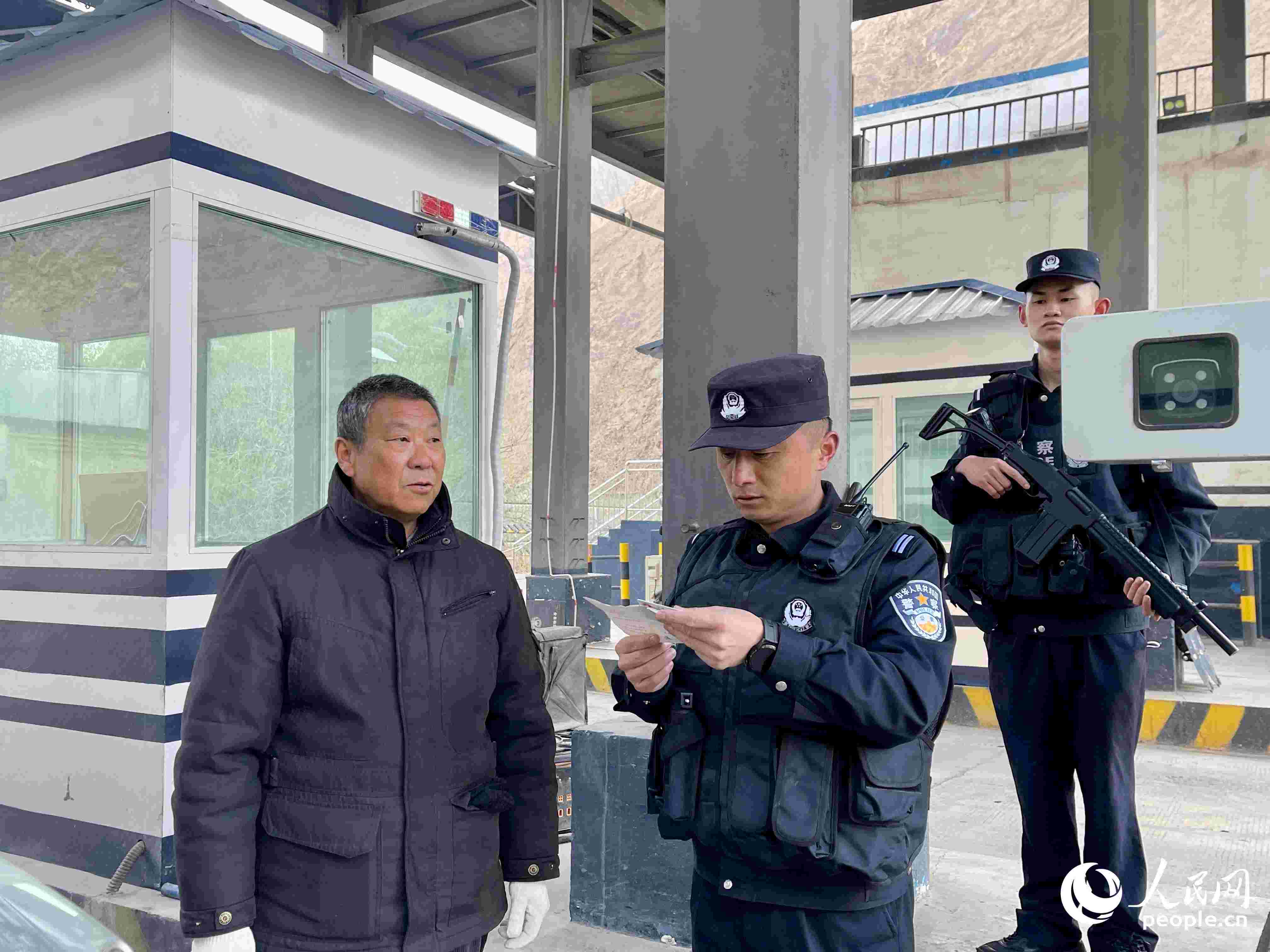 2023年5月10日，在庫(kù)地邊境檢查站，陳暢核對(duì)進(jìn)出邊境管理區(qū)人員信息。人民網(wǎng) 周靜圓攝