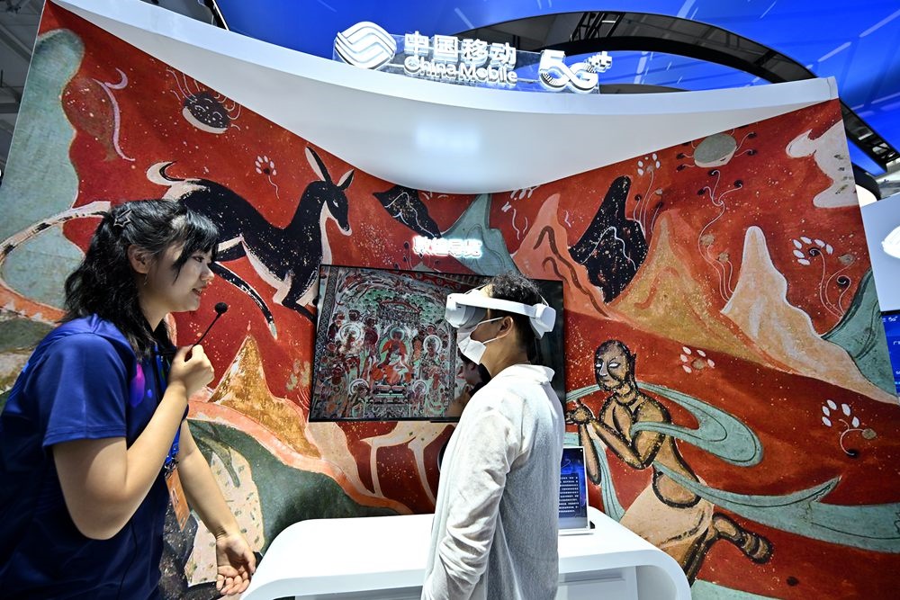 9月3日，一名參觀者在首鋼園中國移動展臺體驗(yàn)基于AR/VR特效的敦煌導(dǎo)覽，沉浸式感受敦煌壁畫的魅力。新華社記者 李鑫 攝