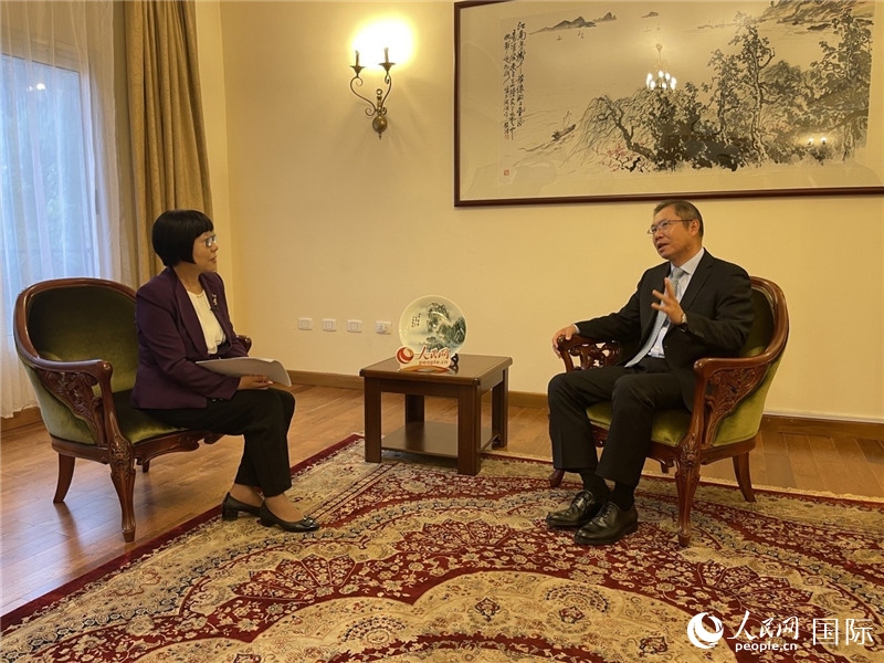 胡長春大使接受人民網記者唐維紅采訪。人民網記者 趙艷紅攝