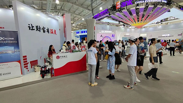 在銀行展臺，“溫度”成為了高頻詞匯。人民網(wǎng)記者 李彤攝