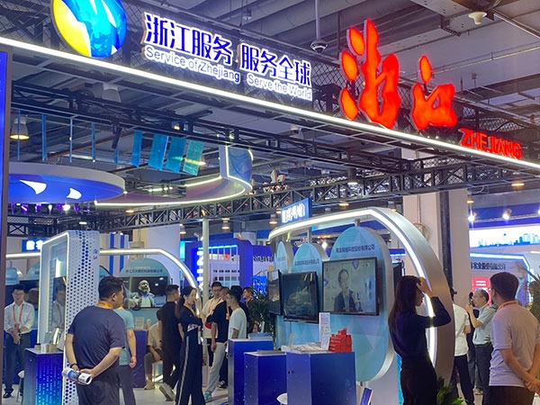 在浙江省交易團展區(qū)，數(shù)字支付技術(shù)吸引了觀展群眾的目光。人民網(wǎng)記者 李彤攝