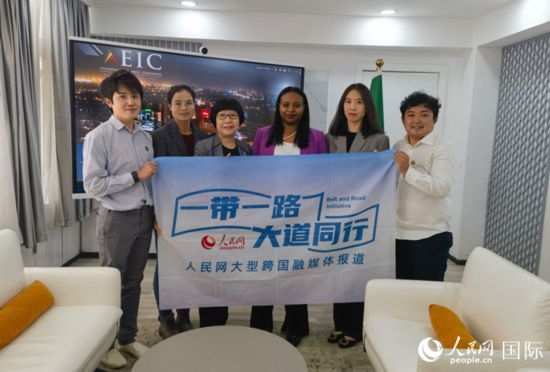 萊利斯（右三）、埃塞投資委中國投資顧問萬巧云（左二）與人民網(wǎng)記者合影。