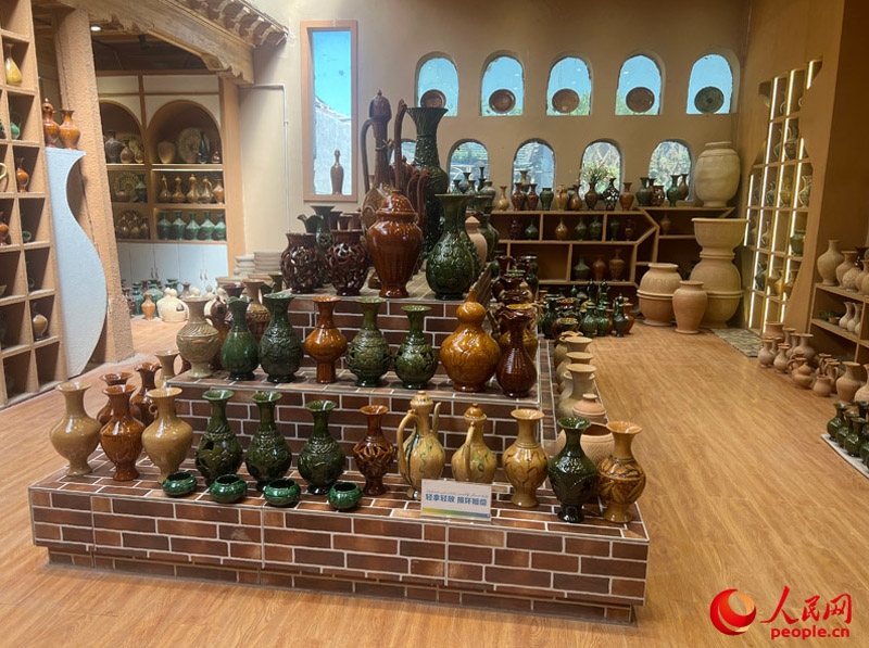 土陶展覽館內(nèi)展示的精美土陶制品。人民網(wǎng)記者 常雪梅攝