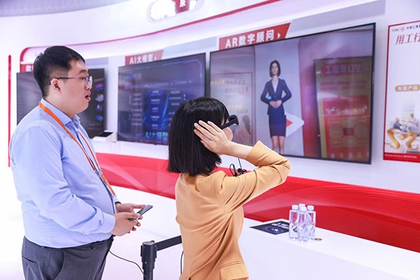 在工商銀行展臺，數(shù)字員工“工曉伴”與觀展游客互動(dòng)。受訪者供圖