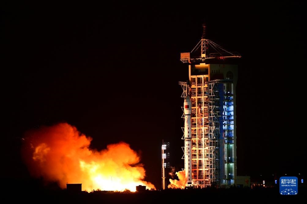 9月7日02時(shí)14分，我國(guó)在酒泉衛(wèi)星發(fā)射中心使用長(zhǎng)征四號(hào)丙運(yùn)載火箭，成功將遙感三十三號(hào)03星發(fā)射升空，衛(wèi)星順利進(jìn)入預(yù)定軌道，發(fā)射任務(wù)獲得圓滿成功。新華社發(fā)（汪江波 攝）