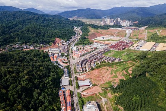 磨憨口岸俯瞰，右前方高層白色建筑群為老撾境內(nèi)。人民網(wǎng)記者 符皓攝
