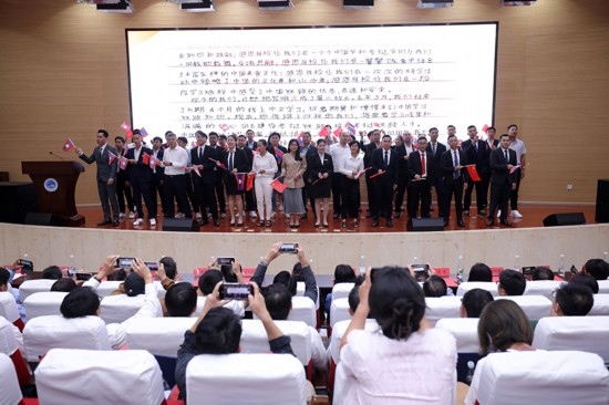 7月31日，昆明鐵道職業(yè)技術(shù)學(xué)院舉行援老撾鐵道職業(yè)技術(shù)學(xué)院項目教育能力建設(shè)教師培養(yǎng)班結(jié)業(yè)典禮。昆明鐵道職業(yè)技術(shù)學(xué)院供圖