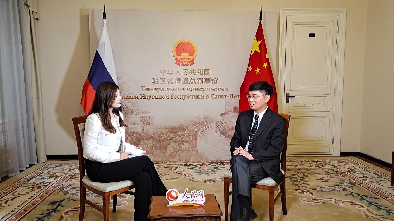 中國駐圣彼得堡副總領事張曉慶（右）接受人民網記者申佳平采訪。人民網記者 劉凡攝