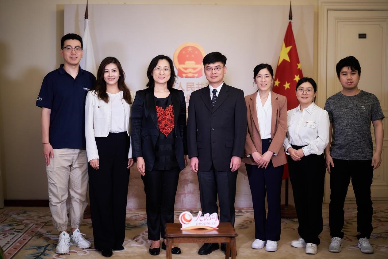 中國駐圣彼得堡副總領事張曉慶（左四）與人民網記者合影。