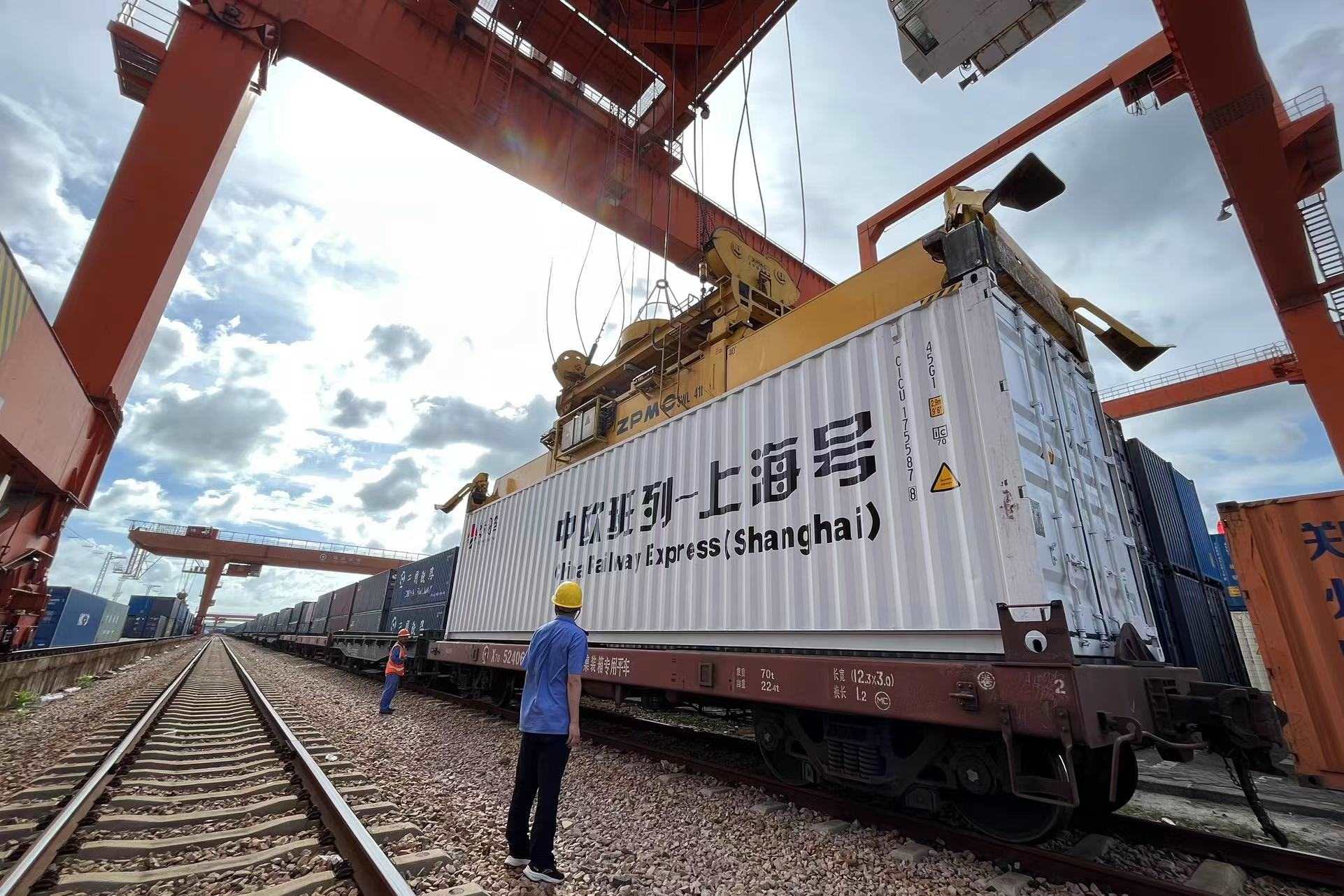 鐵路上海貨運(yùn)中心閔行站貨場(chǎng)內(nèi)，吊機(jī)在貨運(yùn)員的監(jiān)裝下進(jìn)行裝車落箱作業(yè)。人民網(wǎng) 皇甫萬(wàn)里攝