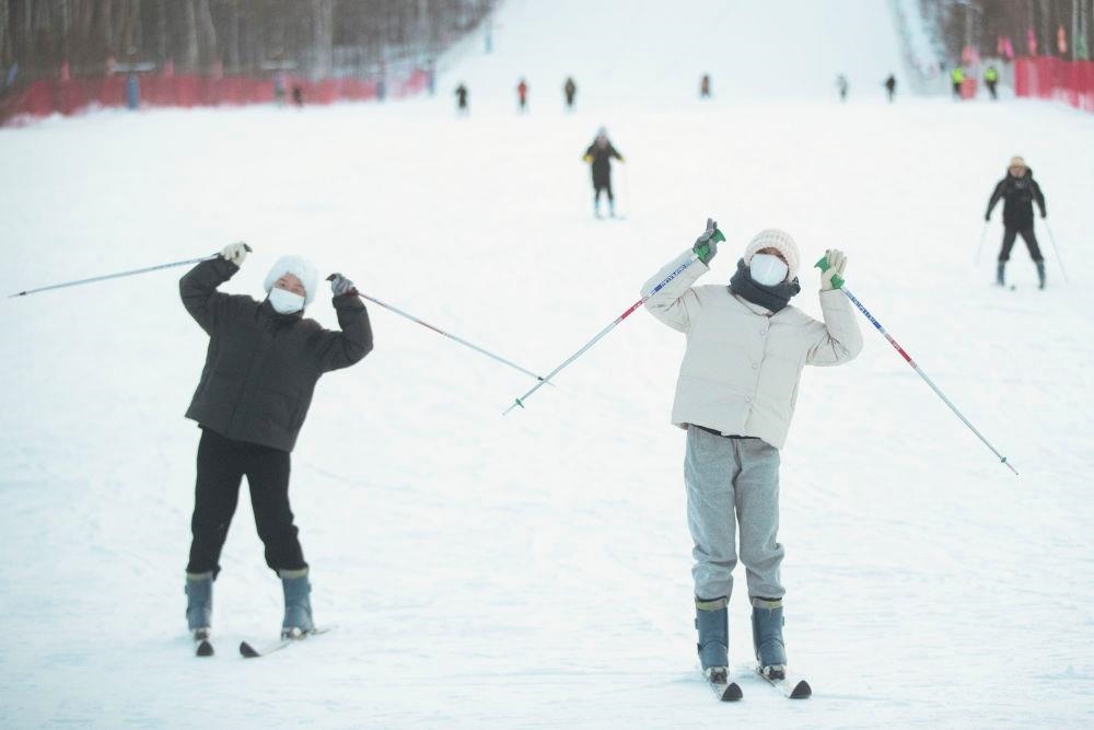 △2023年1月7日，游客在北極村滑雪場內(nèi)體驗滑雪。