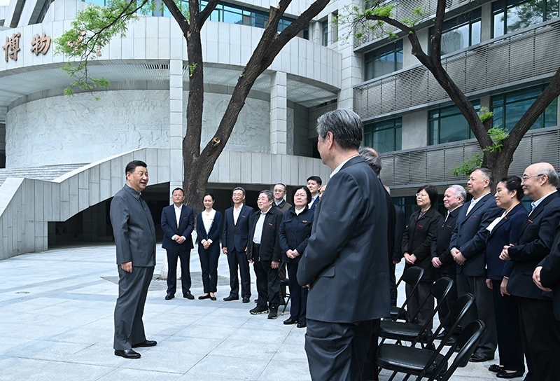 2022年4月25日，習(xí)近平總書記來到中國人民大學(xué)考察調(diào)研，在博物館門前廣場上，同老教授、老專家和中青年骨干教師代表親切交談。