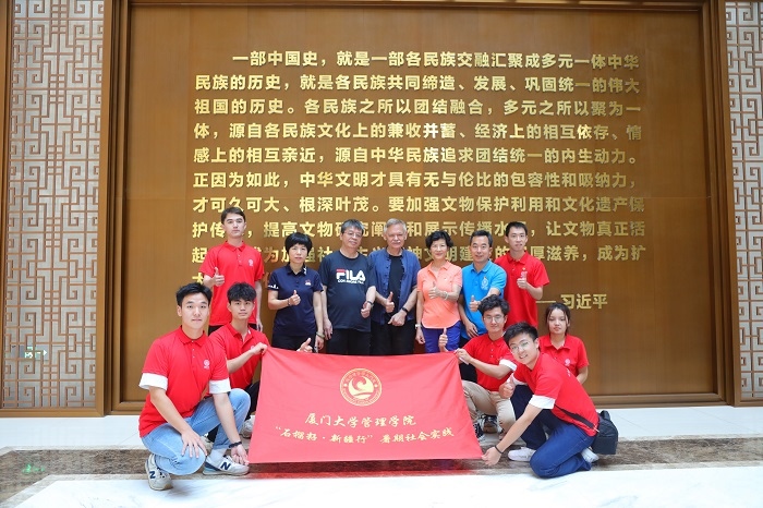 潘維廉和實踐隊師生在昌吉州博物館合影。主辦方供圖