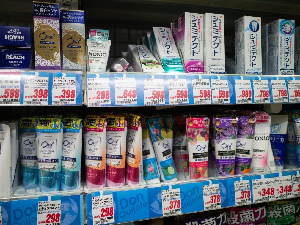 這是8月16日在日本東京新宿一商場拍攝的貨架。新華社記者張笑宇攝