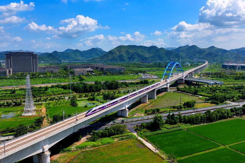 復(fù)興號(hào)亞運(yùn)智能動(dòng)車組列車。上海鐵路局融媒體中心供圖