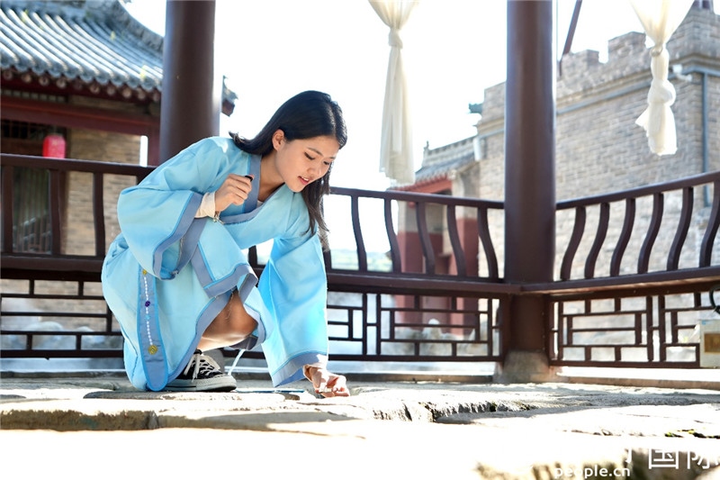 圖為選手在“曲水流觴亭”將“桃心”蠟燭放入渠中。人民網(wǎng) 盧鵬宇攝